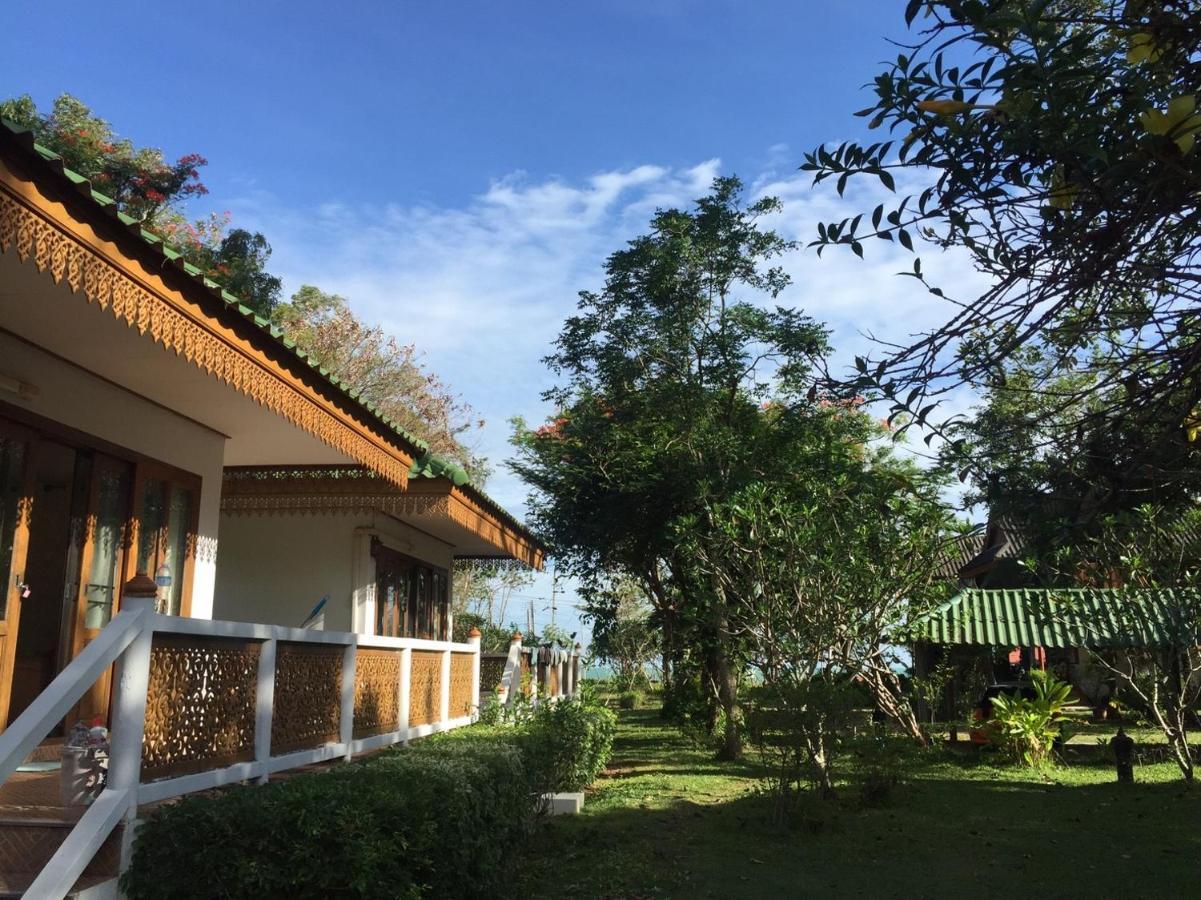 Ruen Thai Rim Haad Thang Kwian Buitenkant foto