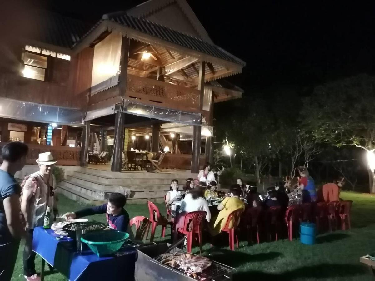 Ruen Thai Rim Haad Thang Kwian Buitenkant foto